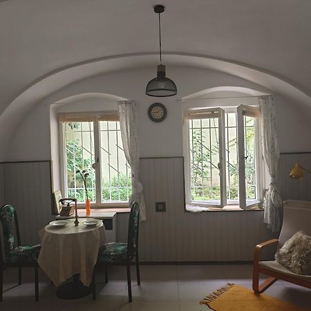 Vintage Room With Garden View Pozsony Kültér fotó